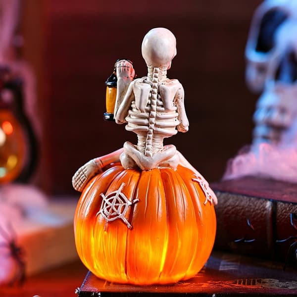 Halloween-sisustus, hartsirunko kurpitsojen päällä Jack O' Lantern -valolla
