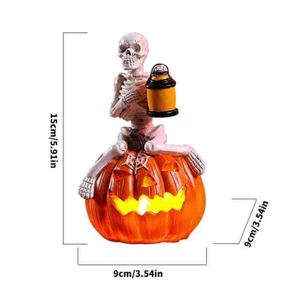 Halloween-sisustus, hartsirunko kurpitsojen päällä Jack O' Lantern -valolla