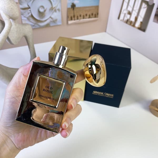 Armanin rajoitetun erän Royal Oud kultaisessa pullossa 100ml