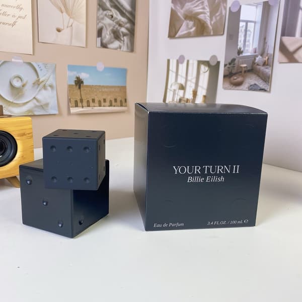 Billie Eilish \"Dice\" Svart Kub Parfym (100ml) — Doftprofil