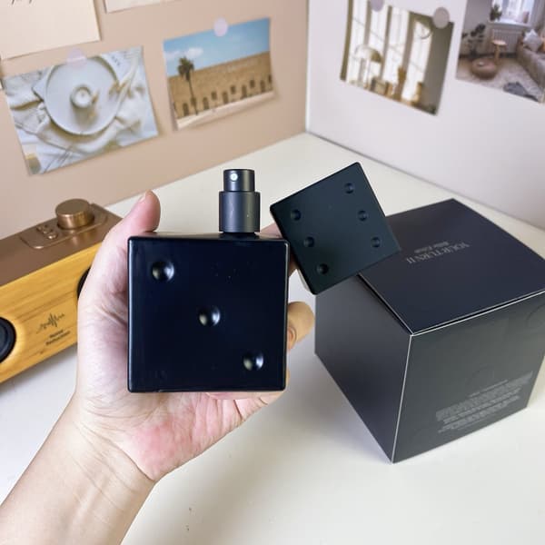 Billie Eilish \"Dice\" Svart Kub Parfym (100ml) — Doftprofil