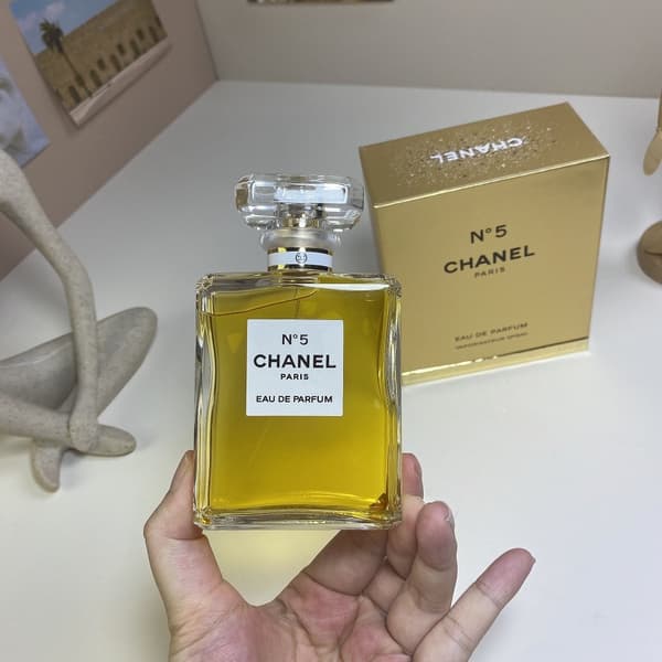 Chanel's Eau de Parfum No. 5 (Gul æske) 100ml