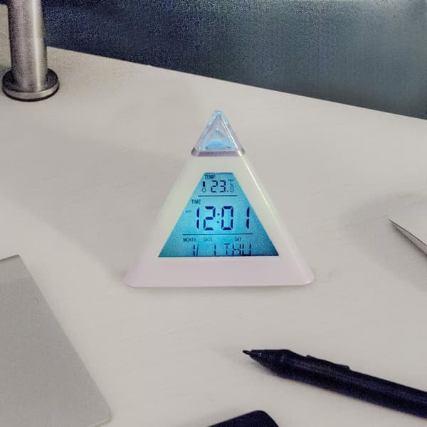 Triangulær pyramide farverigt ur kreativ multifunktion med termometer LED digital farveskiftende farverigt ur