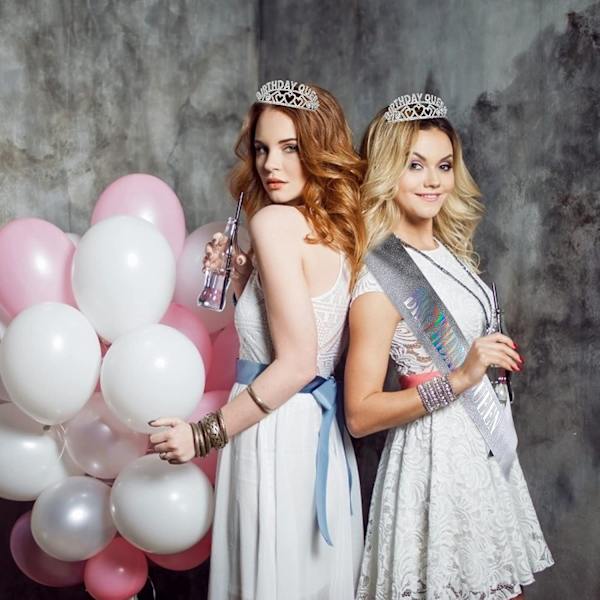 Silverfödelsedagskronan och Sash - Rhinestone Birthday Tiara och Sash (Flerfärgad bokstav)