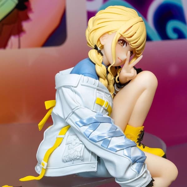 Med eske; grasiøs anime kvinne actionfigur, 17 cm PVC skrivebordssamleobjekt, unisex gave