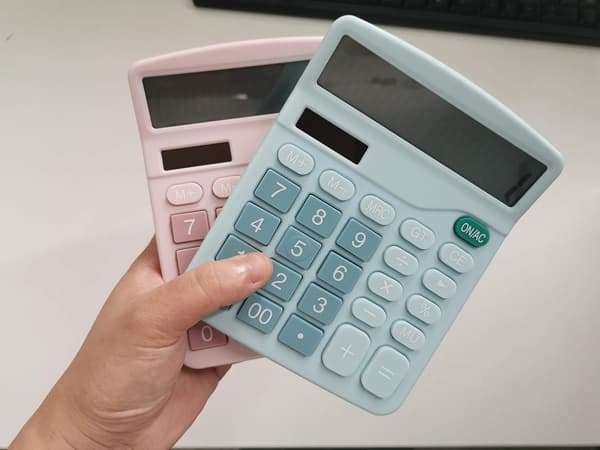 Miniräknare, 12-bitars solcellsbatteri dubbel ström standardfunktion elektronisk miniräknare (rosa) Pink