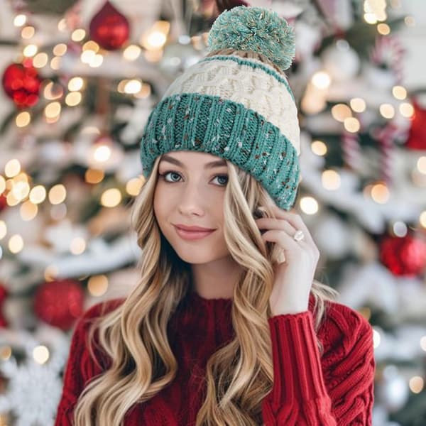 Vintermössa i plysch för kvinnor - varm stickad mössa med fleecefoder och plyschpompom