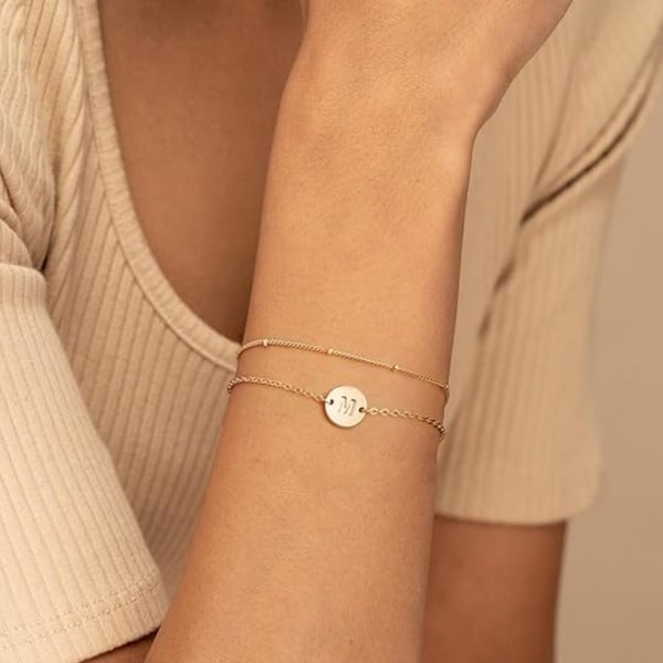 A-Z Guld Initial Armbånd til Kvinder Trendy - Fint 28K Forgyldt Lagdelt Perlebogstav Initial Armbånd Personligt Disk Monogram Armbånd