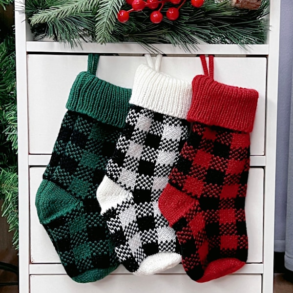 Nya juldekorationer stickade rutiga små julstrumpor julklappspåse White