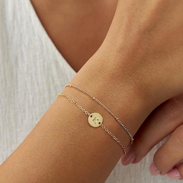 A-Z Guld Initial Armbånd til Kvinder Trendy - Fint 31K Guldbelagt Lagdelt Perlebogstav Initial Armbånd Personligt Disk Monogram Armbånd