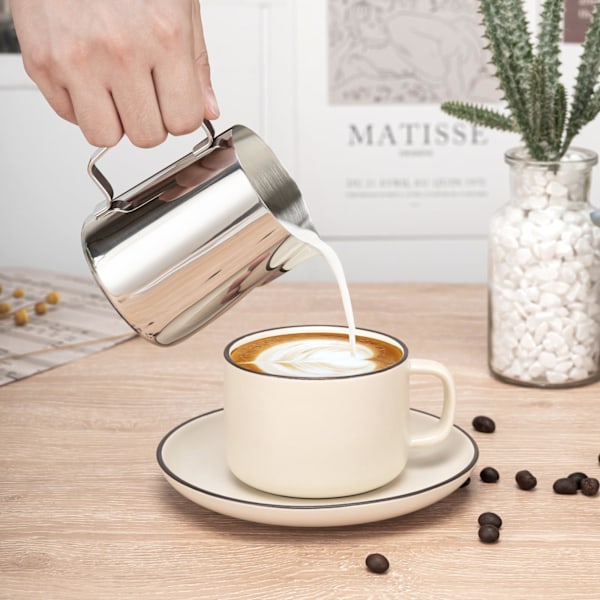 Melkeskumkanne, 12 oz Melkeskumkopp med Klare Markeringer for Barista Kaffe Bar med Latte Art Penn, Sølv