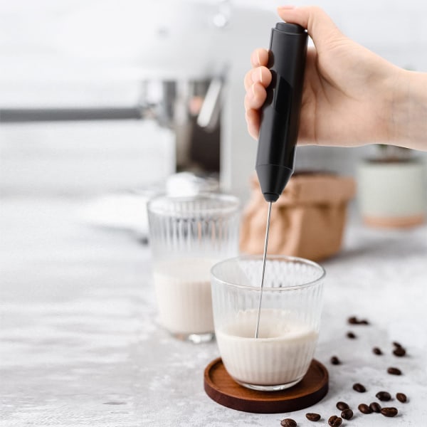 Sähköinen maidonvaahdotin, sähköinen vaahdotinvispilä 14000 RPM-moottorilla, toimii kahdella AA-paristolla, kahville, matchalle, latte cappuccinolle, kuumalle suklaalle,
