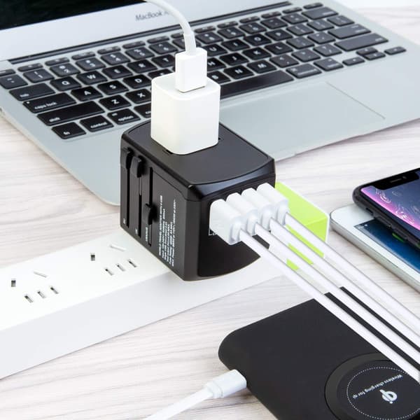 Universal reiseadapter, internasjonal pluggomformer med 4 USB-porter og USB-C, alt-i-ett
