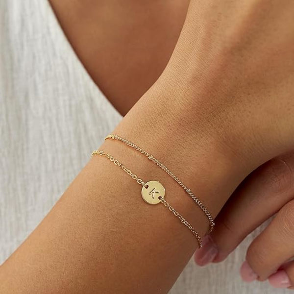 A-Z Guld Initial Armbånd til Kvinder Trendy - Fint 22K Forgyldt Lagdelt Perlebogstav Initial Armbånd Personligt Disk Monogram Armbånd