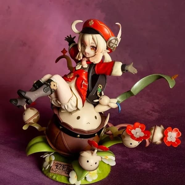 Med låda; busig äventyrsflicka figur, 18 cm PVC kawaii skrivbordssamlarobjekt, prydnadspresent