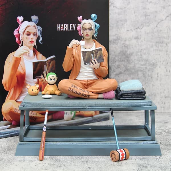 Med låda; joker-stil harlekin och skurk actionfigur, 28 cm läsande pose samlarstaty