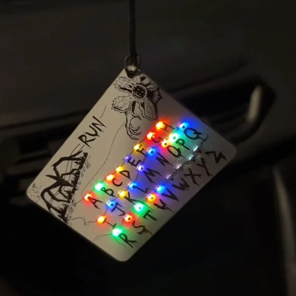Stranger Things-tema kortlampor, 26 bokstavslampor, löparväskberlocker, kylskåpsmagneter och vägglampor. Vit
