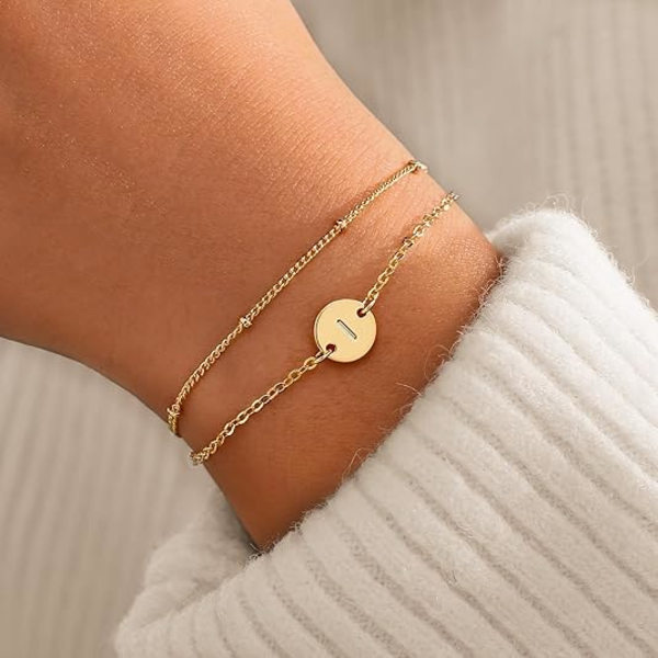 A-Z Guld Initial Armbånd til Kvinder Trendy - Fint 26K Guldbelagt Lagdelt Perlebogstav Initial Armbånd Personligt Disk Monogram Armbånd