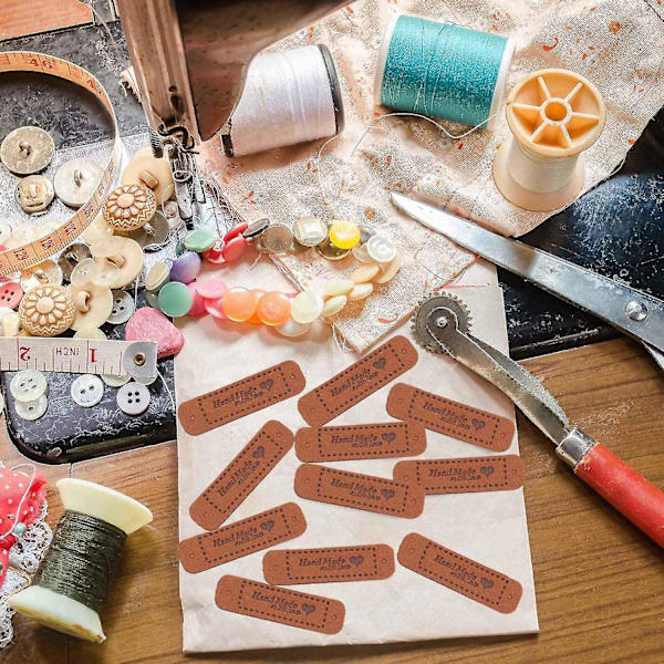 50 stycken handgjorda med hjärtformade konstläder påsydda etikettdekorationer