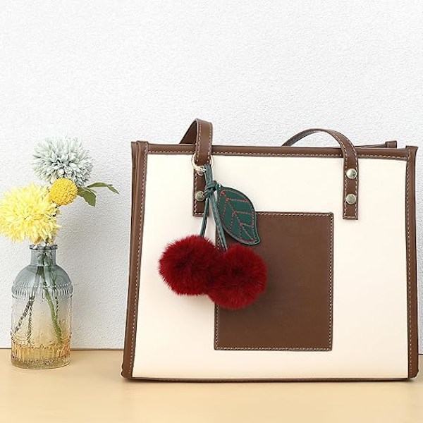 Söt Körsbärs Nyckelring Fluffiga Accessoarer Körsbärs Väskberlocker Plånboksberlocker Bilväskberlock Handväskor Hänge för Kvinnor Flicka Födelsedagspresenter Strumpa red