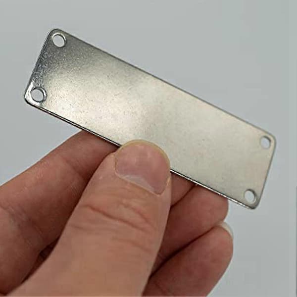 25-pack rostfria graveringsbrickor rektangulära stämplingsämnen med 4 hål 2,54 cm x 7,62 cm