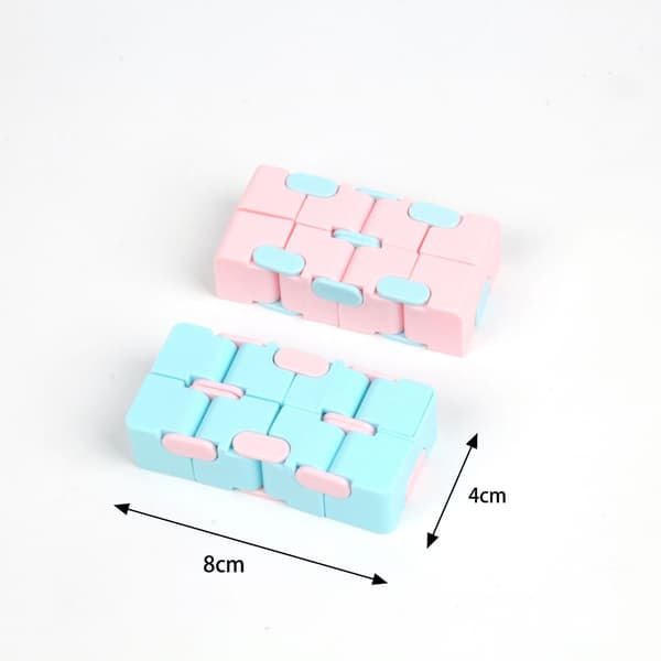 Rubiks kube (gul, grønn, rosa og blå) sett med fire