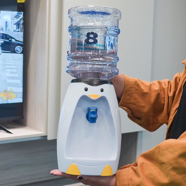 Liten pingvinformad kallvattendispenser för barn med tank och kran, mini dryckesautomat