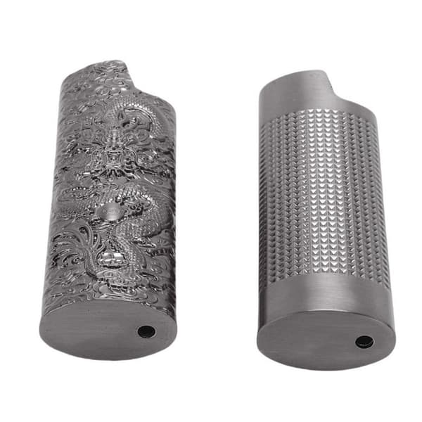 2-pak lighteretuier – J6 3D-relief – Gitter & Drage – Antracitgrå – 8 cm