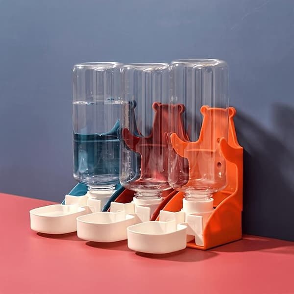 Blå hängande automatisk vattendispenser — Automatisk vattendispenser för kaninburar