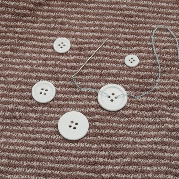 Pakke med 100 håndlavede hvide knapper – Assorterede syknapper, inklusive runde knapper i 5 størrelser (hvid)