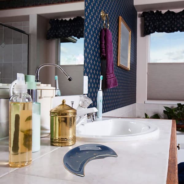 Keramisk pyntefat, dekorativt fat formet som en blå måne, 10 x 8 cm.