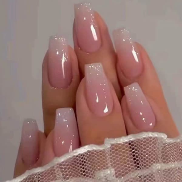 Kisteformede glitter-negleklistremerker, middels stor gradientdekning, 24 stk.