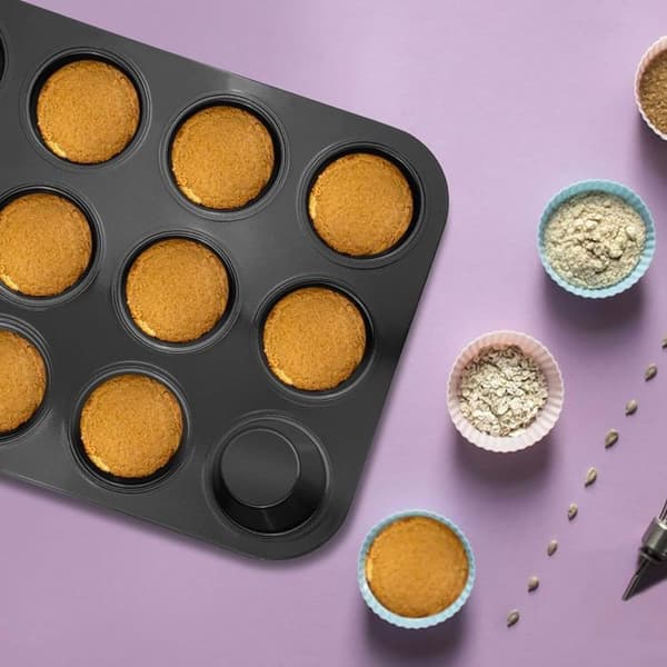 2 muffinforme med 12 rum til muffins, cupcakes, buddinger, sort