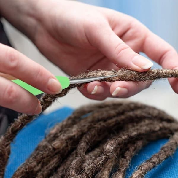 Sett med 4 dreadlock-kroker (0,5 mm og 0,75 mm), verktøy for å lage dreadlocks.