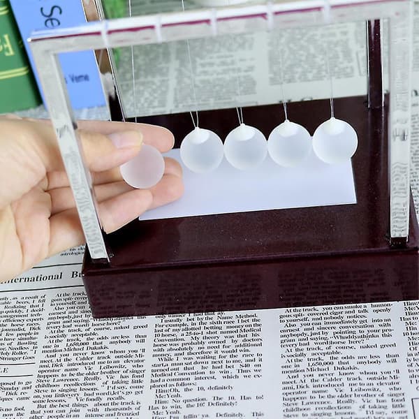 Newtons Cradle Led Light Up Kinetic Energy Home Office Science Legetøj Home Decor Red