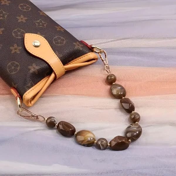 Mobilhalsband/handledsrem & väskberlock med ovala pärlor, brun