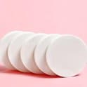 Inkluderer 6 store hvide makeupsvampe, en rund foundation-pad, en blød og elastisk makeup-måtte, der er egnet til både våd og tør brug.