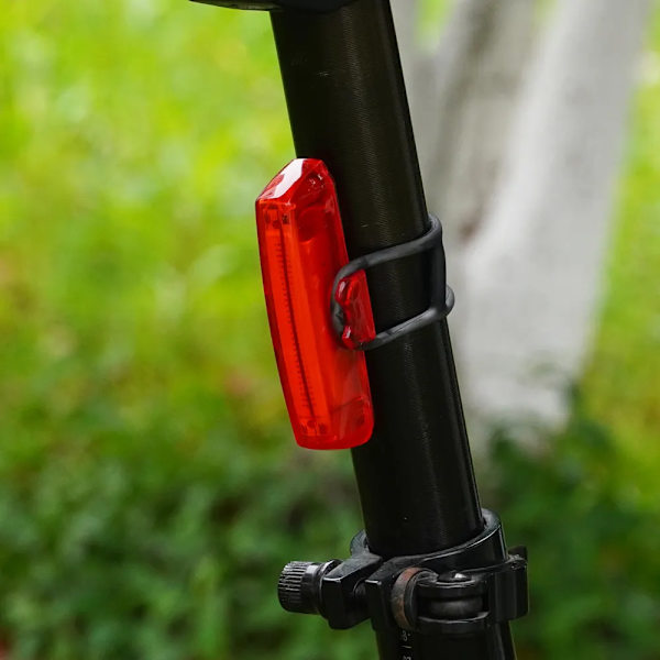 LED Cykelbaglygte der nemt klikkes på som rød baglygte for optimal cykelsikkerhed - 12 timers driftstid