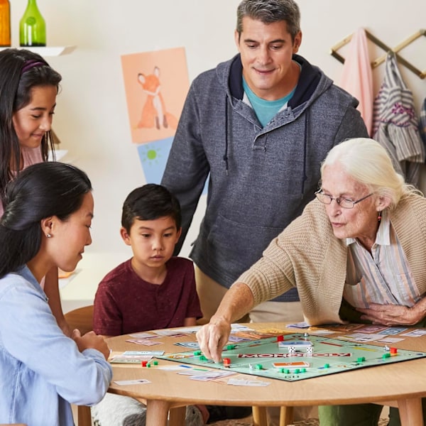 Monopol - Brädspel, Familjespel för Vuxna och Barn, 2 till 6 Spelare, Strategiskt Kul för Barn, Från 8 År och Uppåt