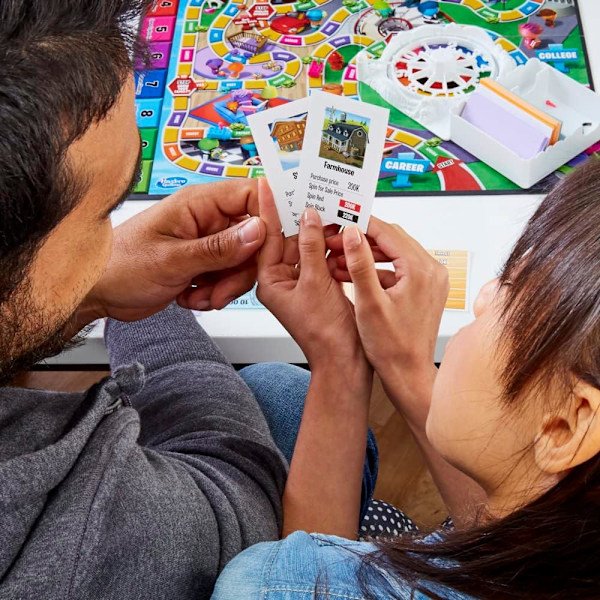 The Game of Life spil, familiespil for 2 til 4 spillere, for børn fra 8 år og opefter, inkluderer farverige brikker