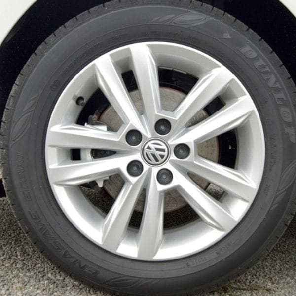Sett med 4 VW hjulkapsler, moderne dekkmerke