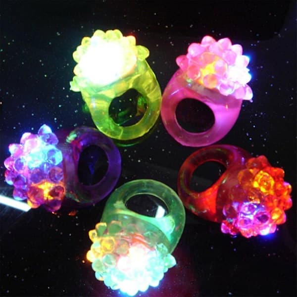 24-pakning LED diamantringer som lyser opp LED-ringer som gløder og blinker (tilfeldig stil)