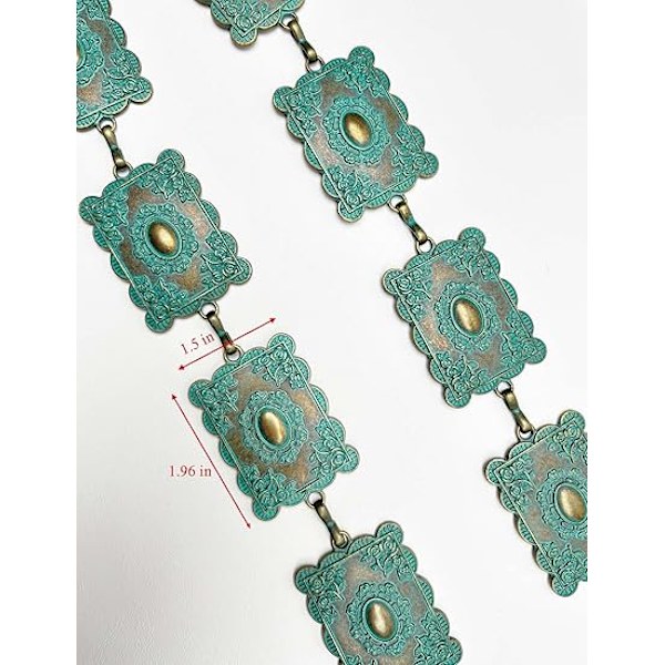 Metallbälte med conchos för kvinnor, en blandning av western cowboy och bohemisk stil, med turkosa detaljer, bärs med jeans