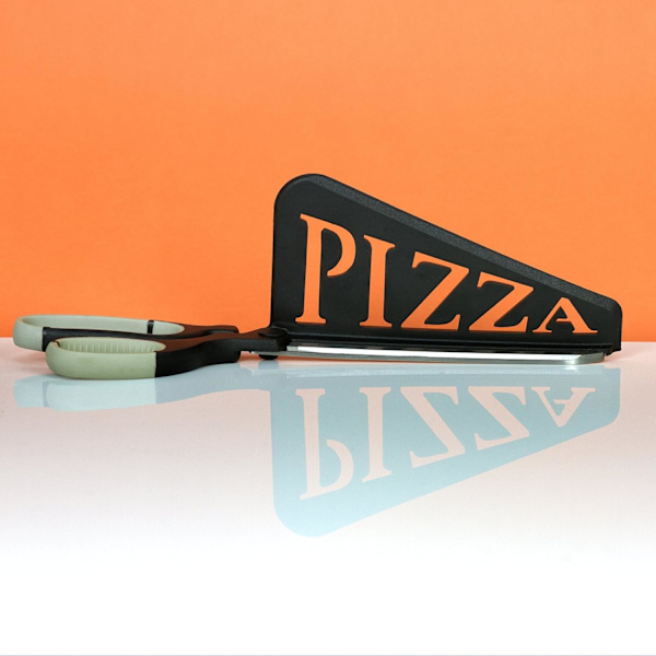 Pizzasaks med matvaregodkjent blad i rustfritt stål og pizzakutterguide i plast.