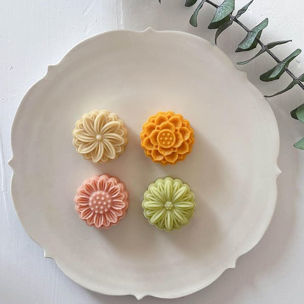 Månkaksform i plastmaterial 20g Blomformade Stämplar Månkaka