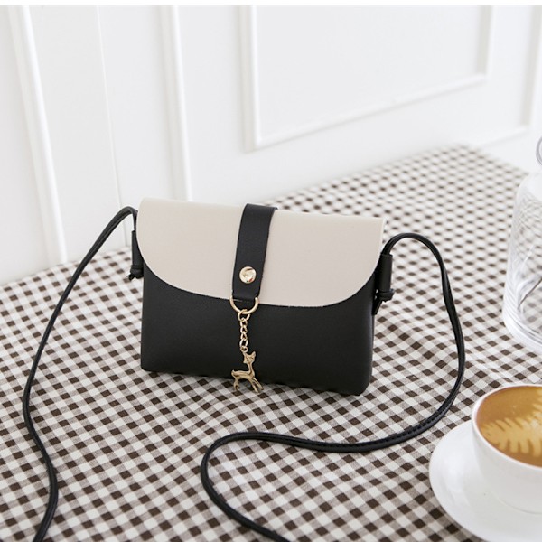 Liten crossbody-väska (svart) med hjortberlock, PU-läder kors