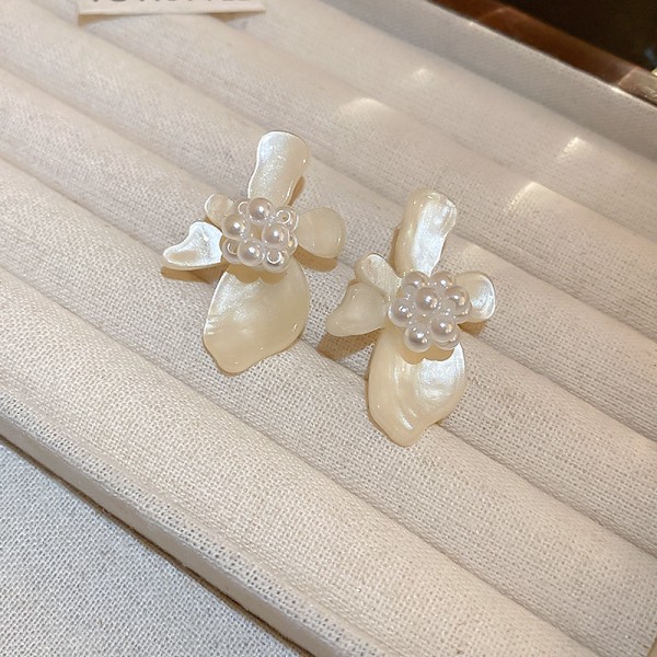 #1 par franska silverörhängen med små färska pärlor i blommönster