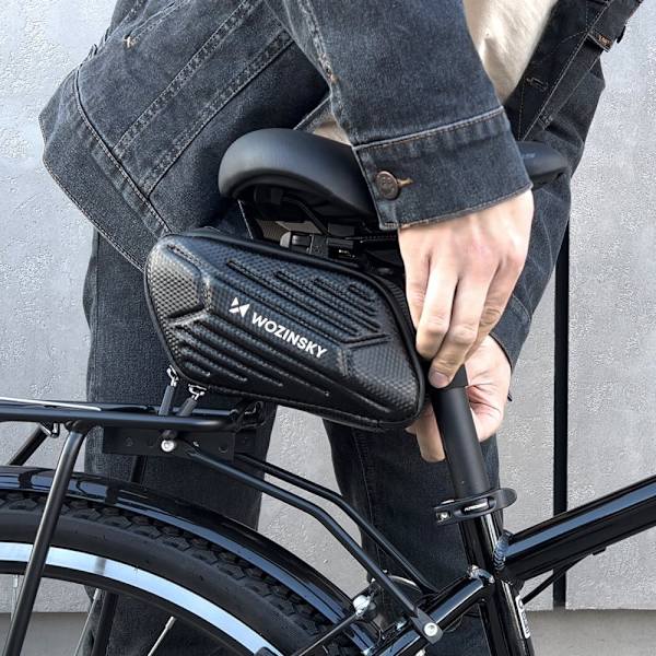 Wozinsky sykkelseteveske vanntett 1,5 l svart (WBB27BK)
