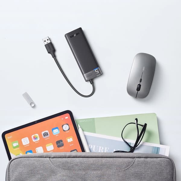 UGRØN MULTIFUNKTIONEL HUB MED 4 USB-PORTE OG USB STRØMKABEL SORT