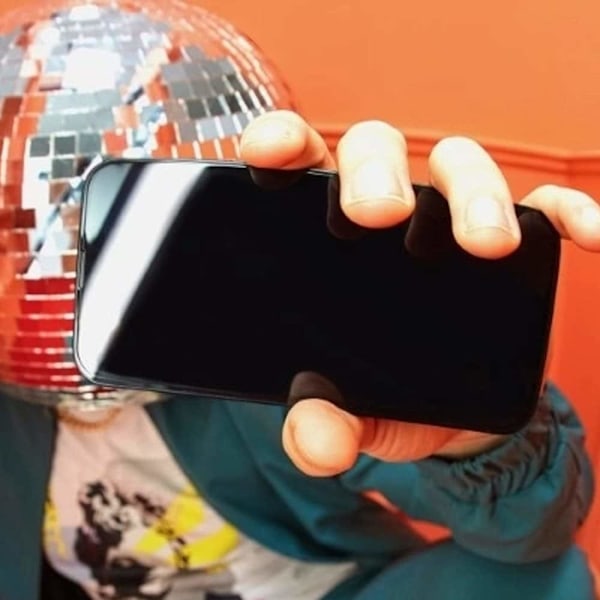 PanzerGlass Ultra-Wide Fit herdet glass med holder for iPhone 15 Pro